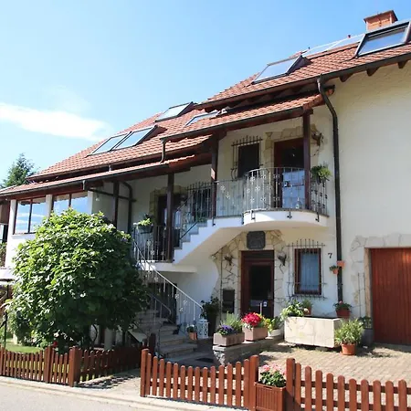 Familien Themen-appartement Freiburg In 2 Schlafzimmer Apartamento